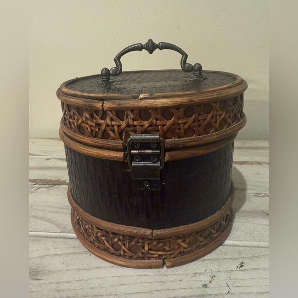 Vintage Handcrafted Wooden Circular Trinket Keepsake Box With Handle - Picture 3 of 9